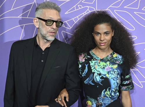 El actor Vincent Cassel y su esposa la modelo Tina Kunakey llegan para la cena del 75 aniversario de Cannes.