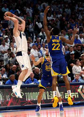 Con un Luka Doncic desbordado (30 puntos), los Mavericks de Dallas vencieron en su cancha 119-109 a los Warriors de Golden State para mantenerse con vida en la final de la Conferencia Oeste de la liga de basquetbol NBA. Warriors aventajan ahora 3-1 la serie. El ganador se medirá en la final con el del Este, tope que va empatado 2-2 entre el Heat de Miami y Celtics de Boston.