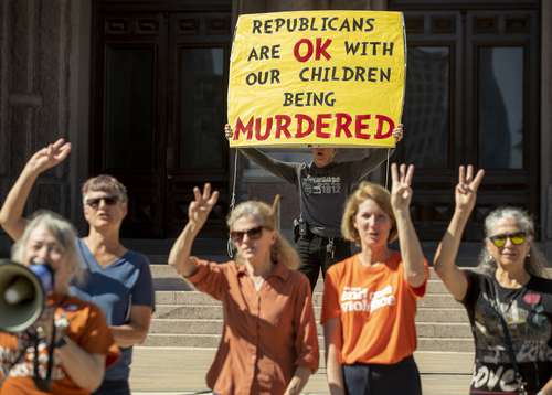 CONTRA MASACRES EN ESCUELAS DE EU. Ante el Capitolio en Austin, Texas, varias personas protestaron contra tiroteos masivos como el del martes pasado en una escuela primaria en la pequeña localidad de Uvalde, donde un joven de 18 años mató a 19 niños y dos maestros. El cartel dice: “Los republicanos están de acuerdo con que nuestros hijos sean asesinados”.