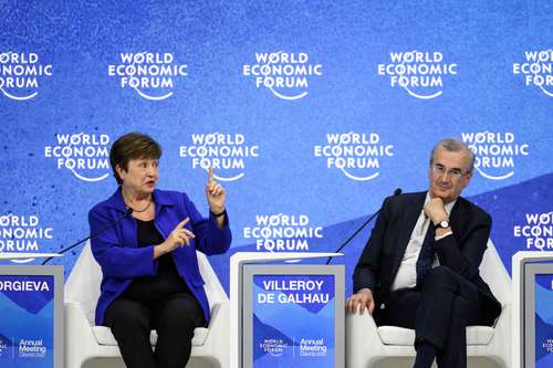 La directora del FMI, Kristalina Georgieva, alertó sobre riesgos de fragmentación en la economía global. La acompaña el gobernador del Banco de Francia, François Villeroy.