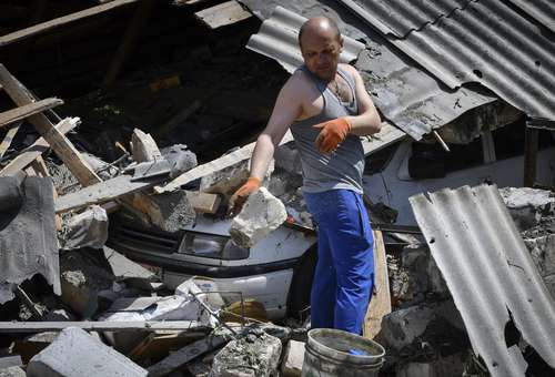 Un residente de la ciudad ucrania de Kramatorsk retira los escombros de lo que quedó de su vivienda tras una ofensiva del ejército ruso.
