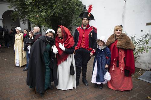 En Argentina se celebró ayer el Día de la Revolución de Mayo de 1810, que dio inicio al proceso del surgimiento del Estado, aunque sin una proclamación de independencia formal. Un grupo de actores recreó una escena de la gesta en el Museo Histórico Nacional del Cabildo, en Buenos Aires, donde se llevó a cabo la ceremonia oficial.