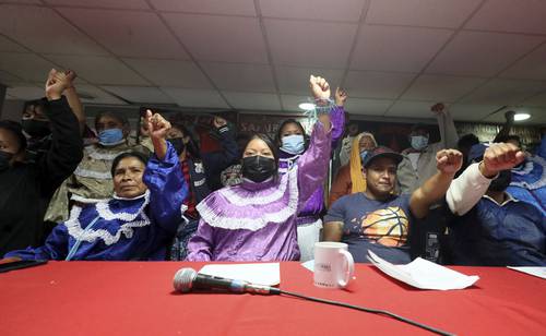 Integrantes del Concejo Indígena Autónomo de Santiago Mexquititlán en una conferencia de prensa en la Casa de los Pueblos y Comunidades Indígenas Samir Flores, en la Ciudad de México, se pronunciaron en contra de la nueva ley que privatiza el agua en Querétaro.