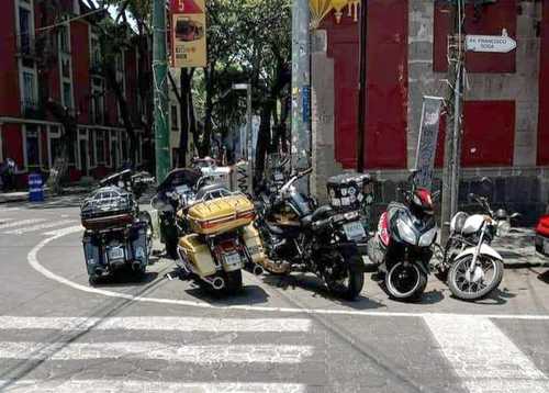 El pequeño carril que sin explicación se pintó es aprovechado incluso por los motociclistas.