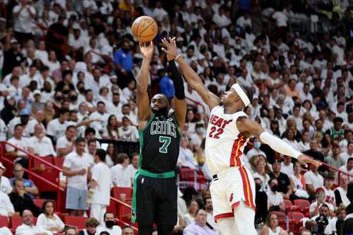 De la mano de Jaylen Brown, Boston se impuso ayer 93-80 al Heat de Miami.