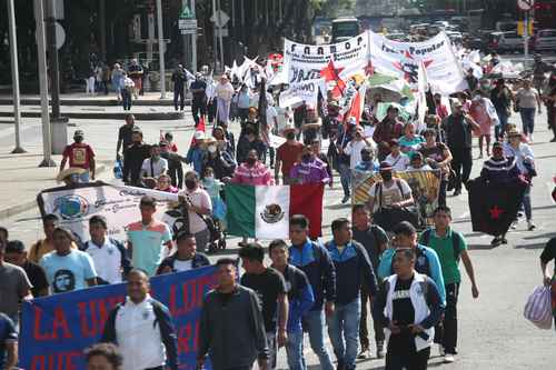 LLEVAN A CABO LA 92 ACCIÓN GLOBAL POR AYOTZINAPA. Familiares de los 43 y normalistas marcharon ayer del Ángel de la Independencia al Hemiciclo a Juárez par exigir al Estado verdad y justicia a casi ocho años de lo sucedido.