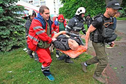 Nuevos bombardeos en la ciudad ucrania de Járkov cobraron al menos cuatro vidas. En la imagen, las labores de emergencias.