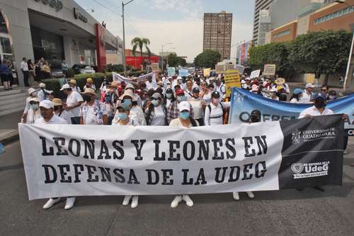 Estudiantes, docentes y ciudadanos protestaron ayer en demanda de respeto a la Universidad de Guadalajara, luego de las confrontaciones con el gobernador Enrique Alfaro, de Movimiento Ciudadano.