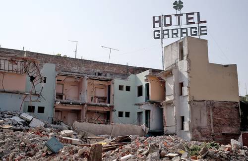 El predio ubicado en Eje 1 Poniente Guerrero 81, esquina con Violeta, en la colonia Guerrero, es demolido pese a existir un litigio entre el propietario y una inmobiliaria.