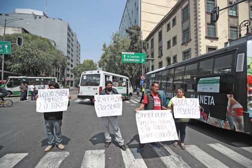 Microbuseros de diferentes rutas bloquearon las avenidas 20 de Noviembre, José María Izazaga, Eje Central Lázaro Cárdenas y avenida Juárez.