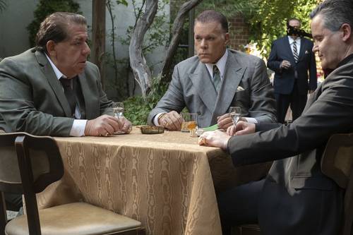 De izquierda a derecha, Joey Coco Diaz, Ray Liotta y John Borras en Los santos de la mafia.