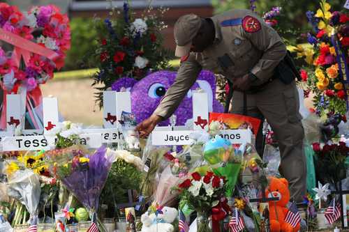 Las autoridades locales de Uvalde aceptaron que debieron confrontar al pistolero de la escuela primaria desde los primeros minutos. En la imagen, la ofrenda por las víctimas de la matanza.