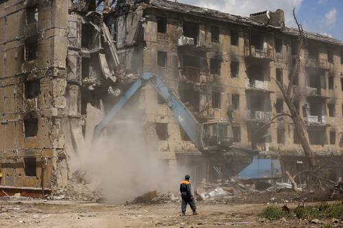 Trabajadores del Ministerio deSituaciones de Emergencia de Rusia desmontan un edificio destruido en Mariupol, actual territorio bajo el gobierno de la república popular de Donietsk, en el este de Ucrania.