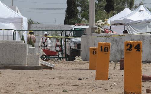 Personal de la Fiscalía de Jalisco y del Instituto Jalisciense de Ciencias Forenses continuó ayer con los trabajos de exhumación en el panteón de Coyula, municipio de Tonalá, Jalisco, mismos que se iniciaron el 25 de mayo y concluirán el 5 de junio. Lo anterior, debido que en 2017 fueron inhumados decenas de cadáveres sin identificar. En septiem-bre de 2018 los cuerpos de 273 personas fueron apilados en un tráiler rentado por la fiscalía, pues no había lugar en la morgue.