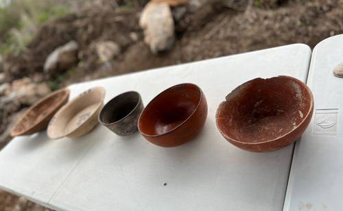  Utensilios descubiertos en los 15 entierros que también fueron localizados. Foto Centro INAH Yucatán