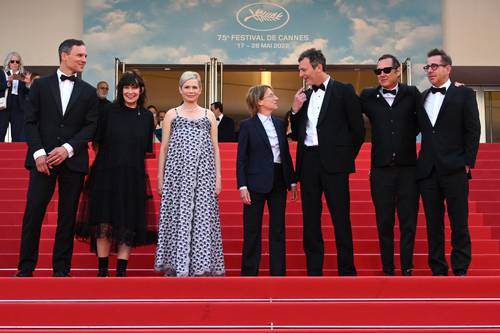 Actores y directores a la salida de la proyección de la cinta francesa Un hermanito en el Festival de Cannes.