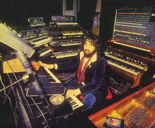Vangelis era feliz en su estudio: un mar de sintetizadores, cablerío, dispositivos electrónicos vintage...