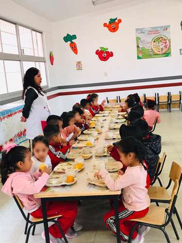  Consolidar en México la entrega de desayunos escolares llevó décadas, un incremento sustancial en los recursos y la participación de los tres niveles de gobierno para llegar a los planteles más apartados del país, admiten los educadores, quienes reconocen que acceder a un alimento hace una diferencia. “Un niño que no come, no puede aprender”, destaca uno de los entrevistados. Foto La Jornada