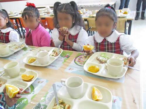  Los pequeños reciben con mucha ilusión sus alimentos. Foto 