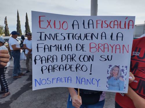 Colectivos, amigos y familiares de Nancy Yuriko Velázquez Rubí, de 29 años, quien desapareció hace 13 días cuando salió de su domicilio hacia su trabajo pero no llegó, bloquearon ayer por más de una hora ambos sentidos la carretera federal México-Texcoco, a la altura del municipio de Chicoloapan, estado de México, para exigir la presentación con vida de la joven.