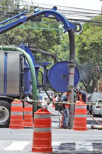 Equipos de limpieza de alcantarillado a presión y de aspiración de material que obstruye el drenaje estarán en lugares identificados como problemáticos.