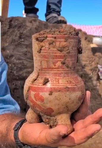 Vaso descubierto en uno de los dos entierros ubicados en calles de Mazatlán.