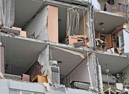 En el barrio residencial del distrito de Saltivka, en la zona noreste de Járkov, un edificio quedó devastado luego de un bombardeo. La imagen fue captada ayer.