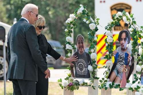 El presidente de Estados Unidos, Joe Biden, y su esposa, Jill, presentaron sus respetos a las víctimas de la matanza en una primaria de la ciudad de Uvalde, en Texas.