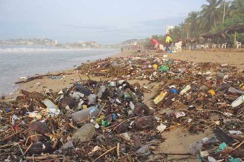 En la playa Hornitos, en Acapulco, Guerrero, quedaron regados todo tipo de desechos luego del primer aguacero de la temporada, por lo que las autoridades enviaron cuadrillas de limpieza.