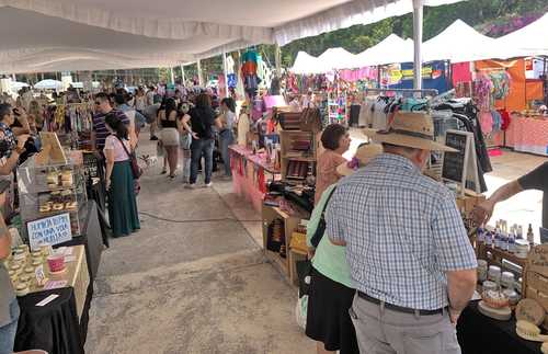 Aspecto del parque México, en la colonia Condesa, alcaldía Cuauhtémoc, donde luego de dos años de restricciones por la pandemia de covid-19, volvió la actividad comercial al instalarse el bazar en el Foro Lindbergh.