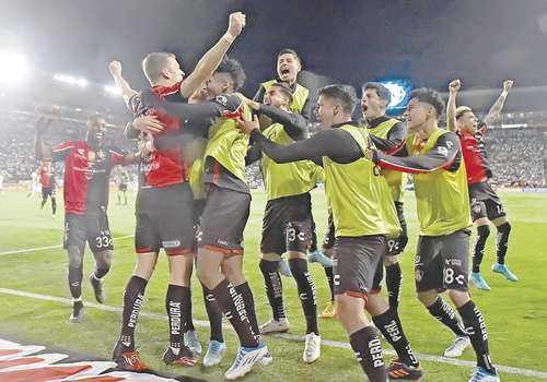 El argentino naturalizado mexicano Julio César Furch celebra su anotación de penal, que dio la victoria a los rojinegros en el estadio Hidalgo, como lo hiciera en el Torneo Apertura 2021.