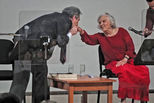 Como parte de los festejos por su cumpleaños 90, el actor Arturo Beristain (en la imagen) leyó ante la Premio Cervantes algunos textos escritos por ella.