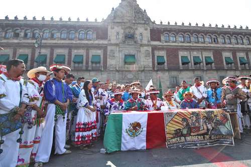  Los integrantes de la Caravana por la Dignidad y la Conciencia Wixárika, tras el encuentro con el presidente López Obrador. Foto María Luisa Severiano