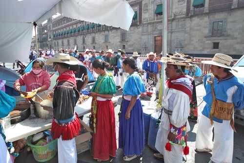  Reciben comida en el plantón que instalaron frente a Palacio Nacional. Acordaron regresar hoy a su lugar de origen. Foto María Luisa Severiano