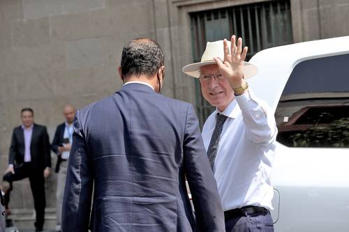 ASIDUO VISITANTE DE PALACIO NACIONAL. Ken Salazar, embajador de EU, acompañó ayer a empresarios interesados en invertir en el sector energético a una reunión con el Presidente.