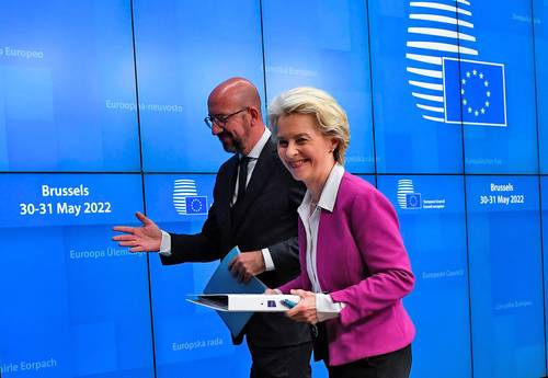 Charles Michel y Ursula von der Leyen, presidentes del Consejo Europeo y la Comisión Europea, respectivamente, ayer al concluir la rueda de prensa en Bruselas, donde anunciaron el pacto del bloque sobre las importaciones de crudo ruso.