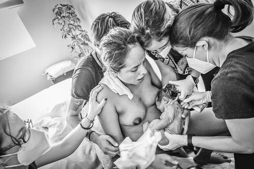  “Esta labor es un saber femenino; las matronas han acompañado los procesos fisiológicos de las mujeres y aprendieron a ver el parto como un proceso natural, no como una enfermedad que se atiende en el hospital”, expresa la fotógrafa en entrevista con La Jornada. Foto cortesía de Greta Rico