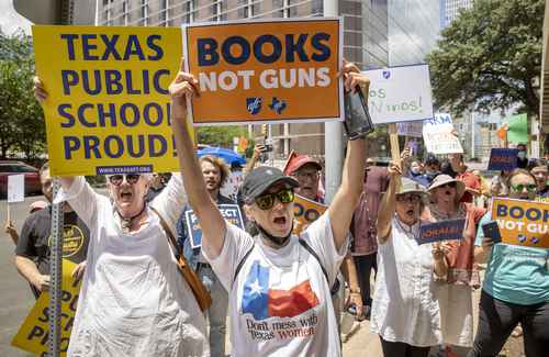 Unos 75 maestros marcharon ayer desde el edificio de la AFL-CIO (la mayor central obrera de Estados Unidos) hasta la oficina del senador republicano Ted Cruz, en el edificio federal JJ Pickle, en Austin, Texas, para protestar por su respuesta al tiroteo en la escuela Uvalde y exigir una mayor regulación de armas.
