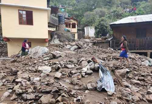 Habitantes de la comunidad Santa Catarina Xanaguia, municipio de San Juan Ozolotepec, en la Sierra Sur de Oaxaca, resultaron afectados con deslaves y derrumbes tras por paso del huracán Agatha.