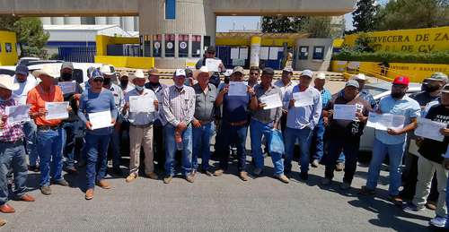 Productores de cebada maltera de los municipios de Cañitas de Felipe Pescador, Fresnillo, Río Grande y Saín Alto se apostaron ayer frente a la Compañía Cervecera de Zacatecas, de Grupo Modelo, en la localidad de Calera, para exigir el pago de cosechas que vendieron hace cinco meses.