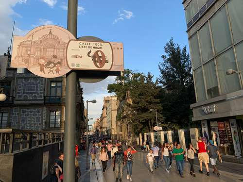 La Jornada – Da ieri il centro storico è diventato un luogo non fumatori