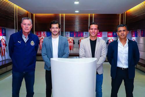Ricardo Peláez, director deportivo; Alan Mozo, Rubén González y Ricardo Cadena, técnico de los rojiblancos, durante la presentación de los nuevos refuerzos.