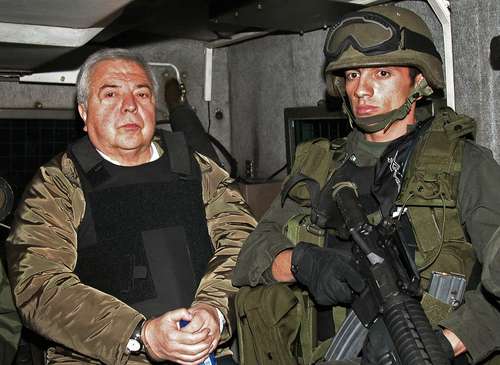 El ex jefe del cártel de Cali, Gilberto Rodríguez Orejuela, alias El Ajedrecista, falleció ayer a los 83 años de edad en una cárcel de Estados Unidos. Rodríguez purgaba una condena de 30 años luego de ser extraditado de Colombia en 2004 (imagen). Aunque Bogotá lo ha negado, el capo aseguraba haber colaborado con la policía para combatir y derrotar a Pablo Escobar, jefe del cártel de Medellín.