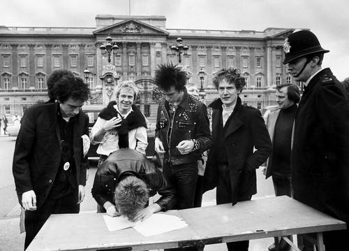  La banda punk, frente al Palacio de Buckingham, en 1977, firma un contrato de grabación; Foto Ap