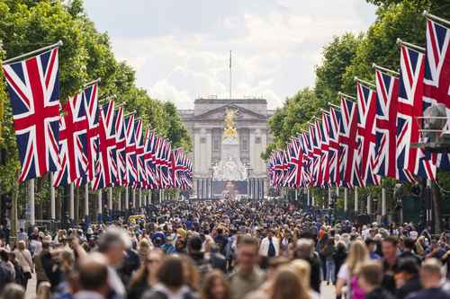  Multitudes llegan a las calles de Londres para la celebración. Foto Ap