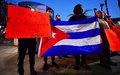 Activistas protestan en Los Ángeles para denunciar al presidente estadunidense Joe Biden por excluir a Cuba, Venezuela y Nicaragua de la Cumbre de las Américas.