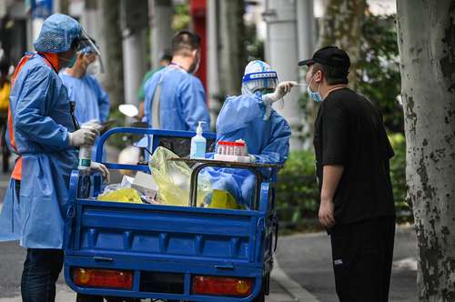 Toma de muestras en un vecindario en confinamiento, ubicado en el distrito de Jing’an de Shanghái.