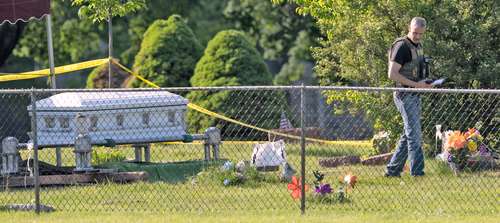  Un cementerio de Racine, Wisconsin, fue escenario de otro tiroteo. Los hechos se registraron durante el funeral de un hombre asesinado a tiros por un oficial el pasado 20 de mayo, cuando lo detuvieron durante una investigación. Foto Ap
