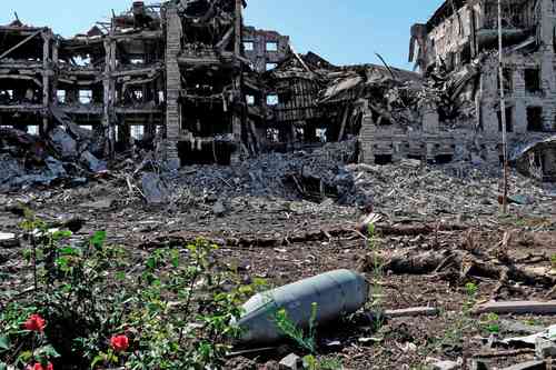 En la ciudad de Mariupol, ocupada por los rusos, se aprecia una bomba aérea FAB-250 que no explotó.