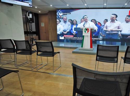 Vacía sala de prensa del PRI. En la pantalla, el presidente nacional del tricolor, Alejandro Moreno, durante la conferencia que ofreció ayer en Durango.